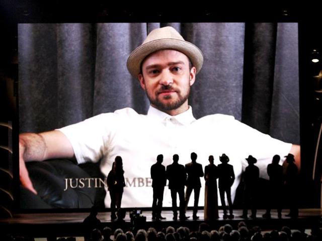 Justin Timberlake congratulates Taylor Swift for winning the Pinnacle award at the 47th annual CMA Awards at Bridgestone Arena in Nashville.( AP photo)