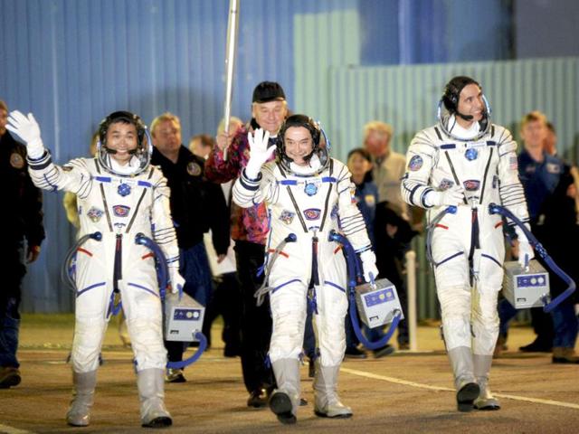 International Space Station (ISS) crew members, Japanese astronaut Koichi Wakata (L), Russian cosmonaut Mikhail Tyurin (C) and Nasa astronaut Rick Mastracchio, will have the Sochi 2014 Winter Olympic Games torch with them when they blast off for the ISS from the Baikonur cosmodrome. (Reuters photo)