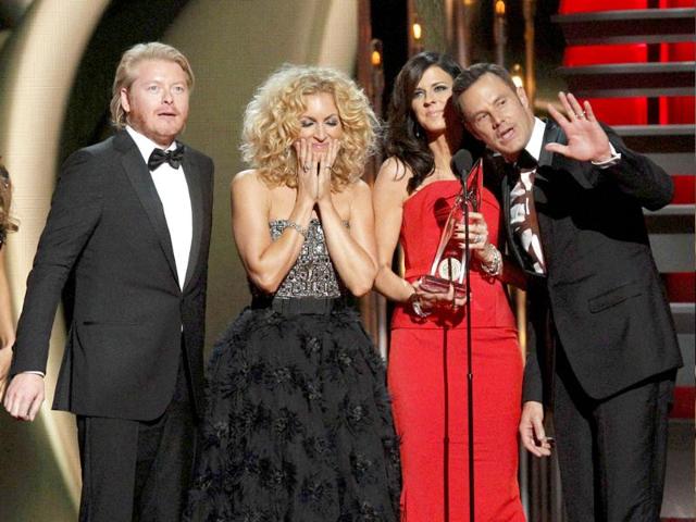 (L-R) Philip Sweet, Kimberly Schalpman, Karen Fairchild and Jimi West of Little Big Town accept the award for Vocal Group of the Year at the 47th Country Music Association Awards in Nashville, Tennessee. (Reuters photo)