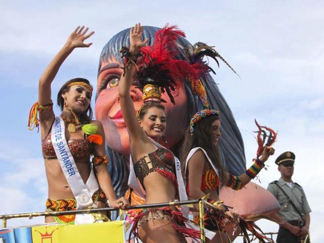 Beauty queens from the National Beauty Pageant wave to the crowd during the Independance parade in Cartagena. As a celebration of Cartagena's independace two Beauty Pageants take place during the week of November 11th, the National Beauty Pageant with candidates from all provinces and the Popular Beauty Pageant with candidates from popular neighborhoods of the city Cartagena. (AFP photo)