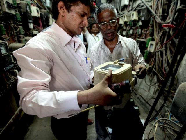 Personnel from BEST reach the spot to disconnect gas connection in vacant flats in Campa Cola colony in Mumbai. HT Photo/Vijayanand Gupta