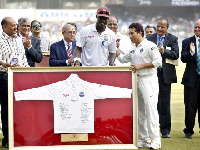 West Indies' captain Darren Sammy presenting a memento to Master Blaster Sachin Tendulkar on his final Test match against West Indies at Wankhede Stadium in Mumbai. (Ajay Aggarwal/ HT photo)