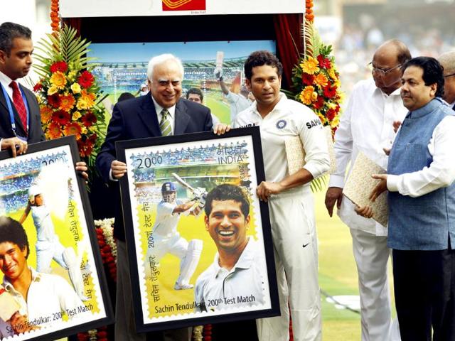 BCCI chief N Srinivasan, Union ministers Sharad Pawar, Kapil Sibbal and Milind Deora release the postal stamp honouring Sachin Tendulkar on his last Test match against West Indies at Wankhede Stadium. (Ajay Aggarwal/ HT photo)