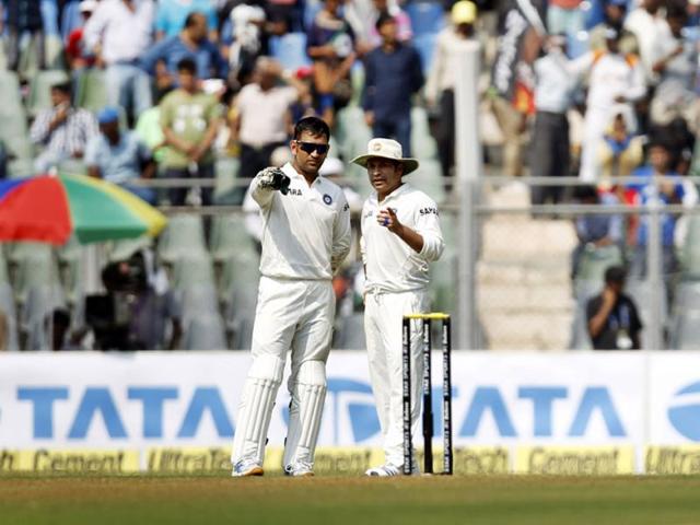 Skipper MS Dhoni and Sachin Tendulkar dicuss during the 2nd test match against West Indies at Wankhede Stadium in Mumbai.(Ajay Aggarwal/ HT photo)