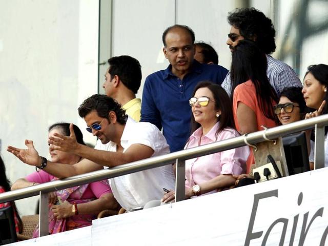 Hrithik Roshan seems to be applauding Sachin Tendulkar as he watches the master blaster playing his last and 200th Test match.