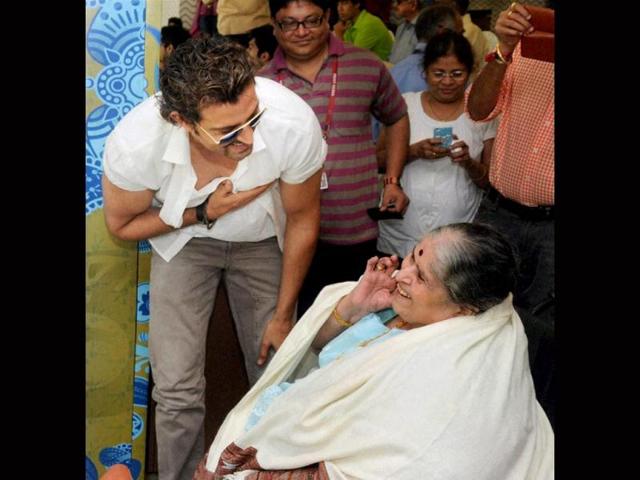 Hrithik pays his respect to Sachin’s mother Rajni, who was at Wankhede to see her son in action.
