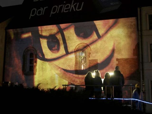 People look at the light installation "Song book, Songs of Happiness" during the traditional festival of lights "Staro Riga" in Riga, Latvia. (Reuters Photo)