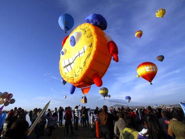 Hot air balloons fly over a lake during the International Balloon Festival at the Metropolitan Park in Leon, Mexico. (AFP Photo)