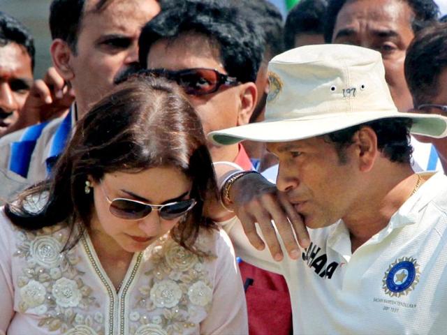 Tendulkar with wife Anjali during his farewell ceremony at Wankhede stadium in Mumbai. (PTI Photo)