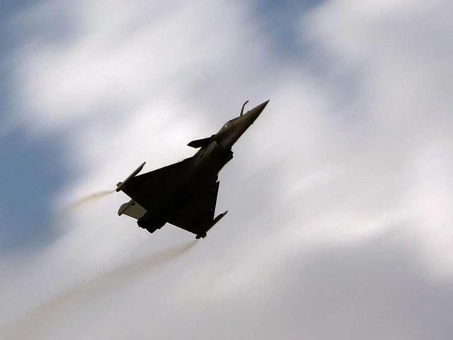 A Dassault Aviation French made Rafale belonging to the United Arab Emirates (UAE) Air Force performs during the Dubai Airshow in Dubai. (AFP Photo)