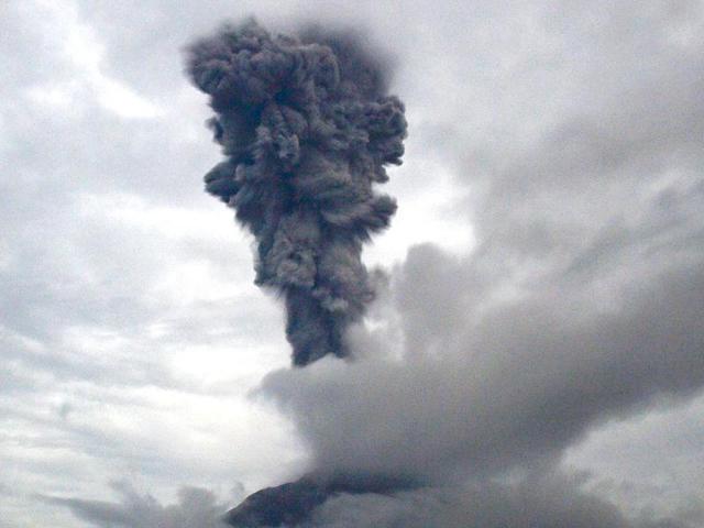 The Sinabung volcano spews volcanic ash in Karo, North Sumatra. (AFP Photo)