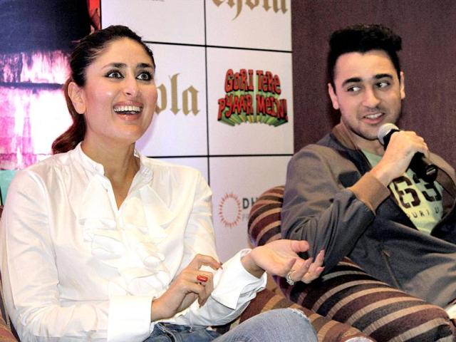 Kareena looks amused as she addresses a media conference with Imran Khan for her film Gori Tere Pyaar Mein.
