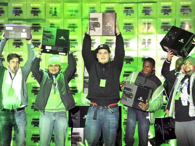 Fans in the US get their hands on Xbox One at Best Buy Theater in Times Square. (AP Photo)