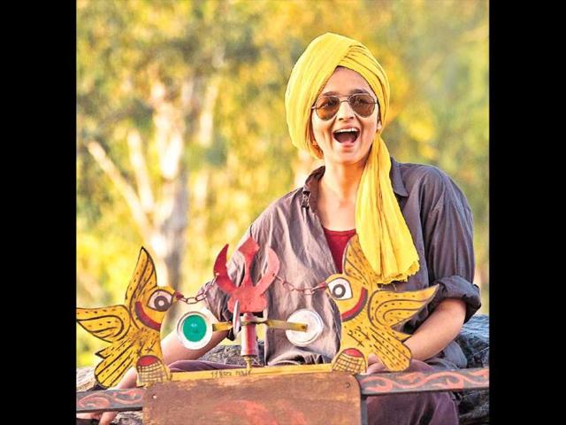 From-fashion-runways-to-red-carpet-appearances-by-celebrities-turbans-in-different-fabrics-pleats-and-sizes-seem-to-be-the-hottest-trend-on-the-block-Alia-Bhatt-gives-the-trend-an-entirely-Indian-twist-here From-fashion-runways-to-red-carpet-appearances-by-celebrities-turbans-in-different-fabrics-pleats-and-sizes-seem-to-be-the-hottest-trend-on-the-block-Alia-Bhatt-gives-the-trend-an-entirely-Indian-twist-here