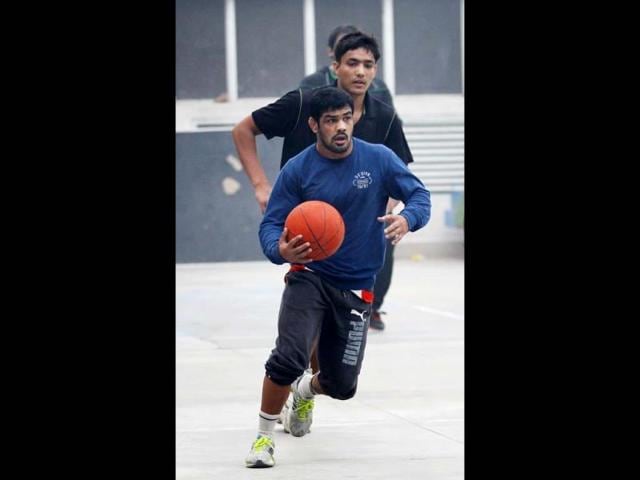 Sushil Kumar plays basketball to keep himself fit at the Chhatrasal Stadium in New Delhi. (Ajay Aggarwal/HT photo) Sushil Kumar plays basketball to keep himself fit at the Chhatrasal Stadium in New Delhi. (Ajay Aggarwal/HT photo)