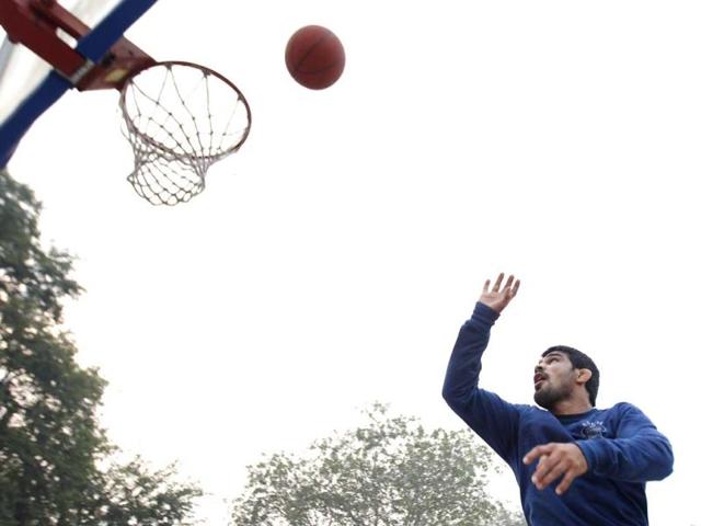 It's not only about the ring. Sushil Kumar plays basketball to keep himself fit at the Chhatrasal Stadium in New Delhi. (Ajay Aggarwal /HT photo) It's not only about the ring. Sushil Kumar plays basketball to keep himself fit at the Chhatrasal Stadium in New Delhi. (Ajay Aggarwal /HT photo)