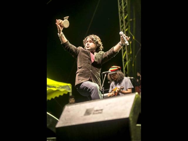 Jhoomo re? Kailash Kher dances with Kailasa on The Dewarists NH7 stage. (Photo credit: Danish RD)