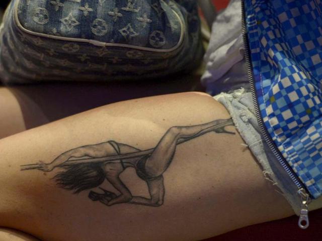 A pole dancer's tattoo is seen on the leg of a spectator of the South America 2013 Pole Dance competition in Buenos Aires (AFP photo)