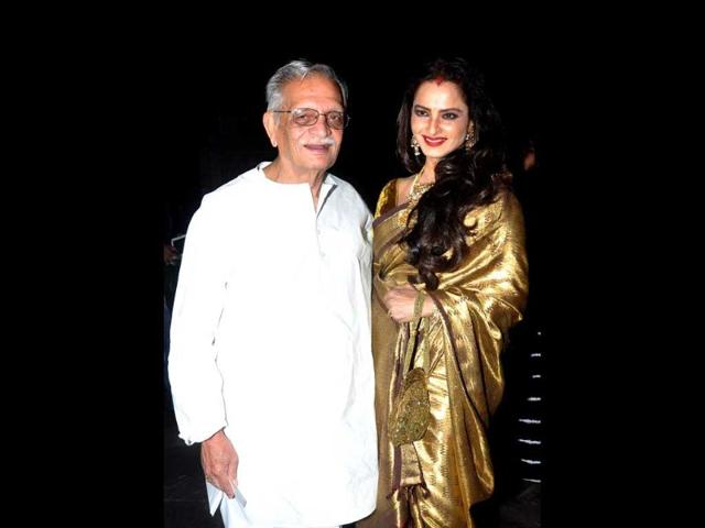Gulzar and Rekha pose together before attending the award ceremony.