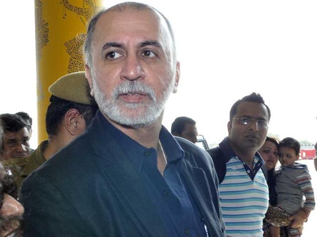The founder-editor of Tehelka magazine, Tarun Tejpal at the Indira Gandhi International Airport in New Delhi before boarding flight to Goa. (Vipin Kumar/ HT photo)
