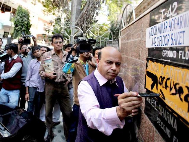 A protest by BJP workers saw the party's leader Vijay Jolly defacing the nameplate at the residence of Tehelka magazine's former managing editor, Shoma Chaudhury in New Delhi. (HT photo)