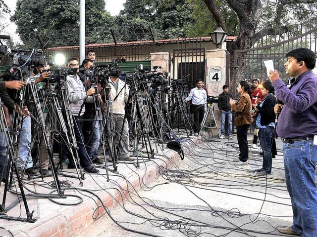 Media persons gather outside the high court during the hearing for the anticipatory bail of Tehelka magazine’s founder-editor Tarun Tejpal after he was allegedly charged of sexual assault of his employee in New Delhi. (Sunil Saxena/ HT photo)