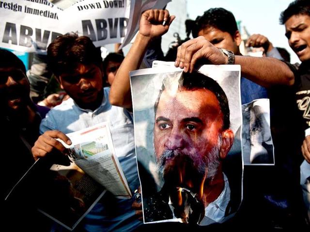 Activists of Akhil Bharatiya Vidya Parishad burn a photograph of Tarun Tejpal, founder-editor of Tehelka magazine, outside the magazine's office in New Delhi. (AFP photo)