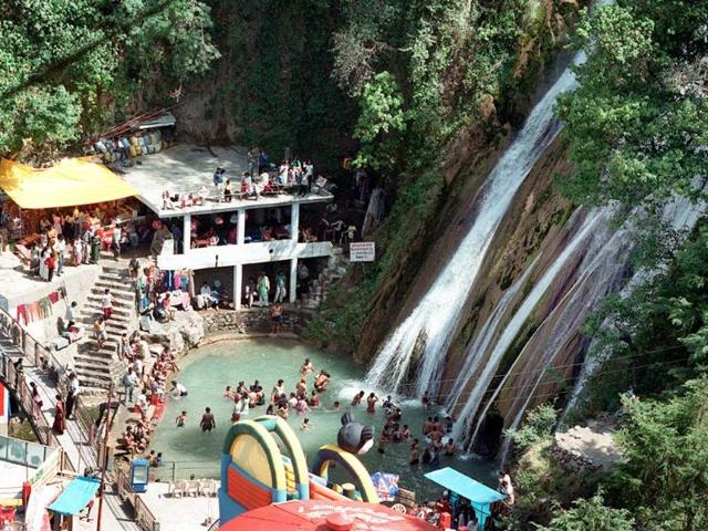 Crowd enjoying at the Kempty Falls. (Photo by S. Burmaula)