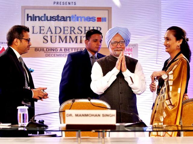 PM Manmohan Singh, chairperson and editorial director of the Hindustan Times group Shobhana Bhartia and editor-in-chief Sanjoy Narayan during the Hindustan Times Leadership Summit 2013. (Ajay Aggarwal/ HT Photo)