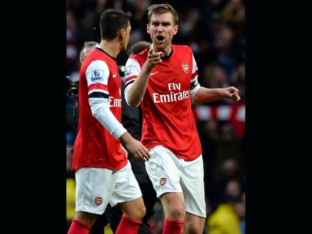 Arsenal's German defender Per Mertesacker (R) argues with German midfielder Mesut Ozil (L) after the final whistle of the English Premier League football match against Arsenal at the Etihad Stadium. (AFP Photo) Arsenal's German defender Per Mertesacker (R) argues with German midfielder Mesut Ozil (L) after the final whistle of the English Premier League football match against Arsenal at the Etihad Stadium. (AFP Photo)