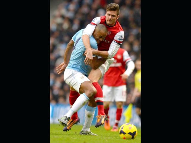 Arsenal's French striker Olivier Giroud (R) vies with Manchester City's Belgian midfielder Vincent Kompany (L) during their English Premier League at the Etihad Stadium in Manchester. (AFP Photo) Arsenal's French striker Olivier Giroud (R) vies with Manchester City's Belgian midfielder Vincent Kompany (L) during their English Premier League at the Etihad Stadium in Manchester. (AFP Photo)