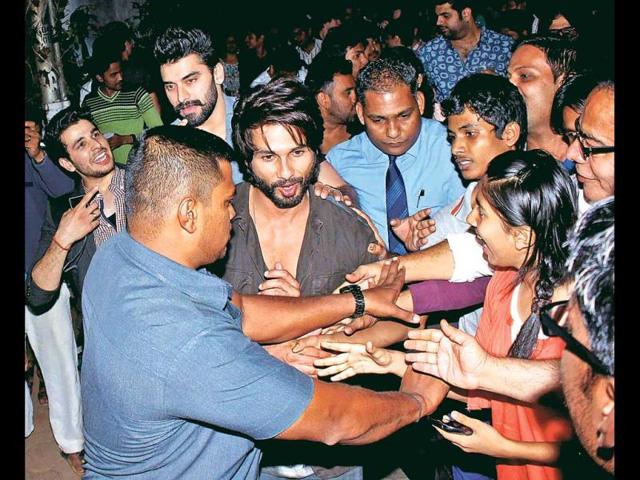 Shahid Kapoor was hounded by numerous fans who had gathered outside the party venue. His bodyguards had to interfere to ensure that the situation didn’t get ugly.