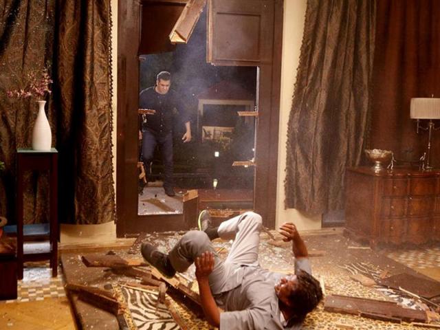Salman Khan in an action sequence in Sohail Khan's Jai Ho.