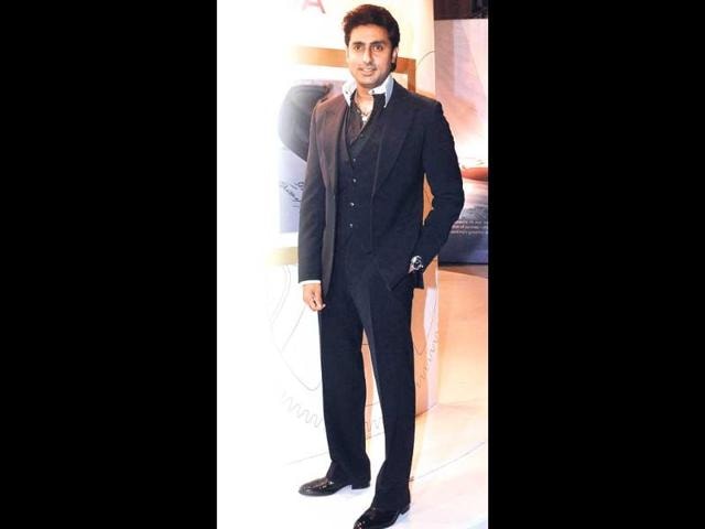 From-Bollywood-biggies-Amitabh-Bachchan-Shah-Rukh-Khan-and-Aamir-Khan-to-master-blaster-Sachin-Tendulkar-it-was-a-big-celeb-gathering-at-a-sporting-event-in-Mumbai-on-Saturday-evening-Actor-Abhishek-Bachchan-was-accompanied-by-wife-and-actor-Aishwarya-Rai-and-mother-Jaya-Bachchan-at-the-starry-kabaddi-match-and-Ash-was-seen-cheering-for-her-hubby-s-team