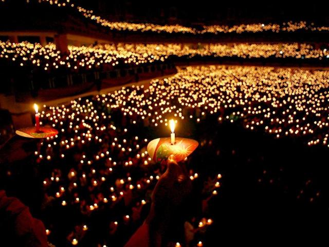 Christian worshipers attend a Christmas prayer in Surabaya, Indonesia. (AFP Photo)