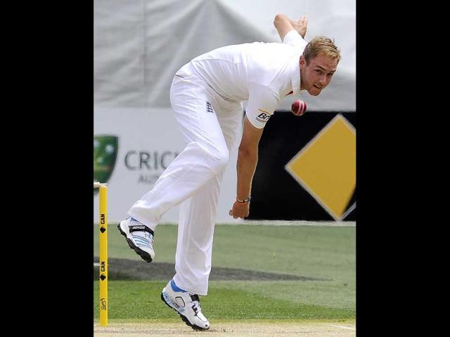 England's Stuart Broad bowls to Australia's Chris Rogers during the fourth Ashes Test at the Melbourne Cricket Ground in Melbourne. (AP Photo)