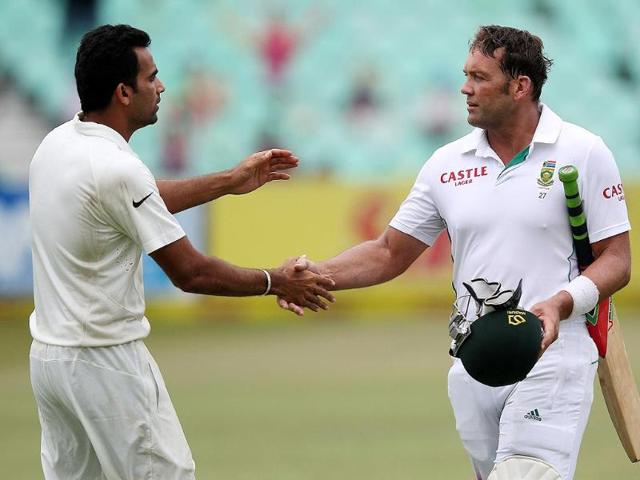 Indian bowler Zaheer Khan shakes hands with South Africa's Jacques Kallis on Day 4 of the second and final cricket Test match between India and South Africa in Durban. (AFP)