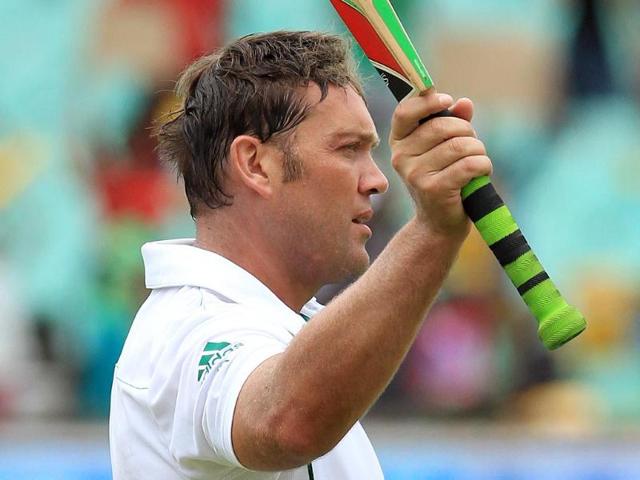 Jacques Kallis waves his bat as he salutes fans after being dismissed for 115 runs on the fourth day of a Test match against India in Durban. (AP)