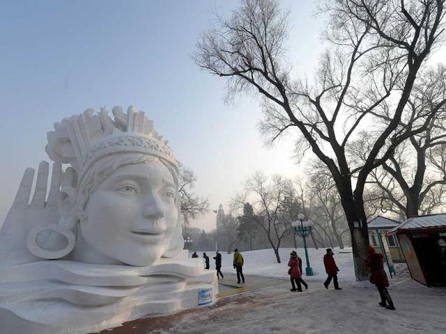 Visitors walk past a snow sculpture on display at the Sun Island International Snow Sculpture Art Expo, as part of the 15th Harbin International Ice and Snow Festival in Harbin, northeast China's Heilongjiang province. (AFP photo)