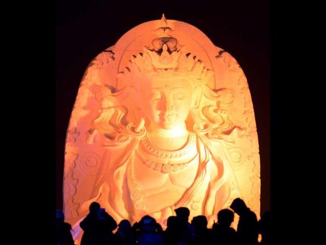 Visitors gather at the China Ice and Snow World, after the official opening of the 15th Harbin International Ice and Snow Festival in Harbin, in northeast China's Heilongjiang province. Thousands of visitors braved temperatures of minus 27° Celsius to visit the Ice and Snow World. (AFP photo)