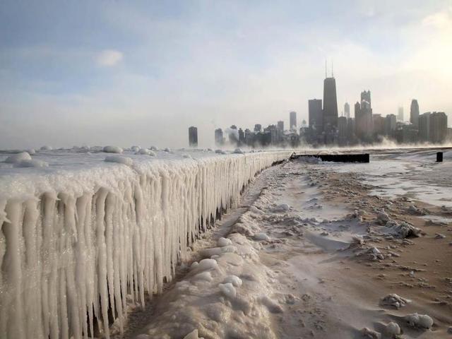 Ice builds up along Lake Michigan at North Avenue Beach as temperatures dipped well below zero in Chicago, Illinois. Chicago hit a record low of -16 degree Fahrenheit this morning as a polar air mass brought the coldest temperatures in about two decades into the city. (AFP photo)