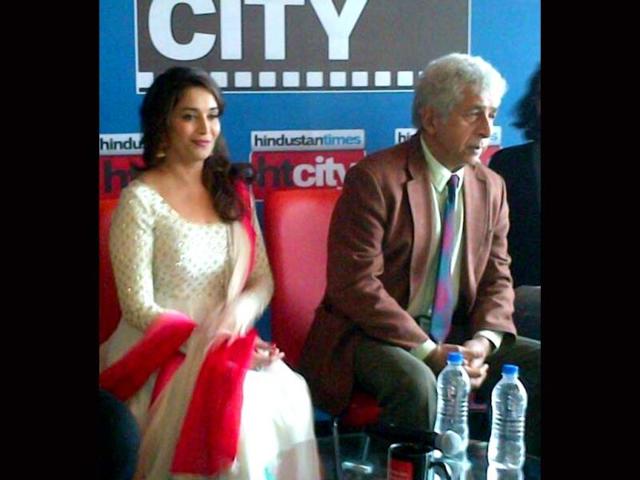 Madhuri Dixit and Naseeruddin Shah paying rapt attention to a fan's question. Madhuri Dixit and Naseeruddin Shah paying rapt attention to a fan's question.