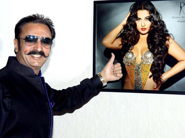 Gulshan Grover points to Vidya Balan's calendar photograph shot by Daboo Ratnani. Need we say ooh la la, ooh la la?