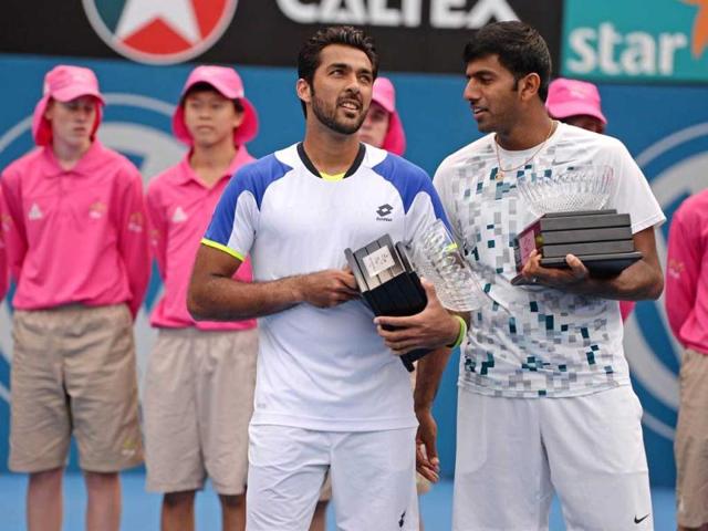 Aisam-Ul-Haq-Qureshi-from-Pakistan-L-and-Rohan-Bopanna-from-India-R-hold-their-runner-up-trophies-after-losing-their-doubles-finals-match-at-the-APIA-Sydney-International-tennis-tournament-AFP-Photo