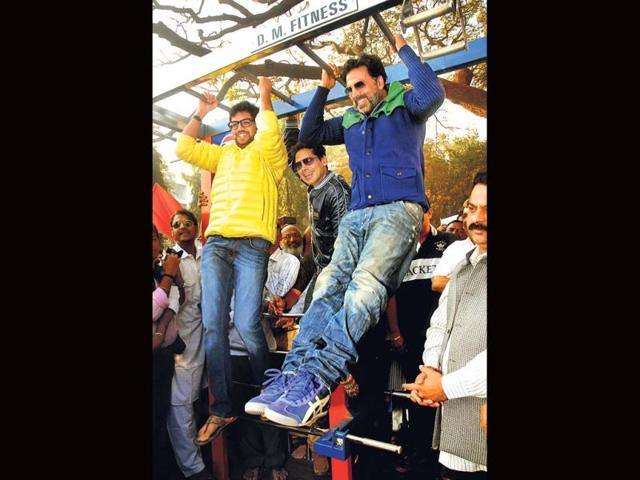 Aaditya Thackeray, Dino Morea and Akshay Kumar check out new public fitness equipment installed in Mumbai.