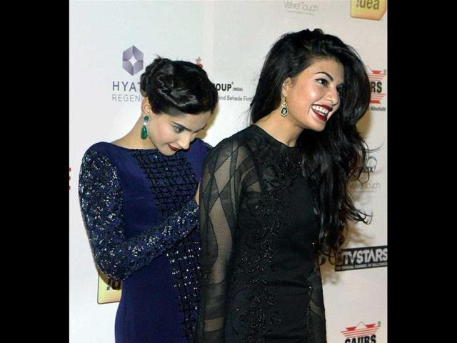 Who says, actresses can't be friends! Jacqueline Fernandez and Sonam Kapoor were spotted bonding. Who says, actresses can't be friends! Jacqueline Fernandez and Sonam Kapoor were spotted bonding.
