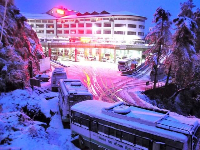 Buses stranded due snow fall near ISBT Tuti Kandi in Shimla. (Santosh Rawat/HT Photo)