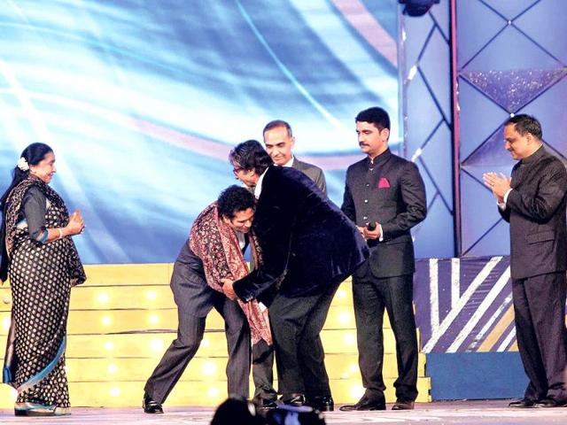 Asha Bhosle and Dr Satyapal Singh look on as Sachin Tendulkar seeks blessings from Amitabh Bachchan.