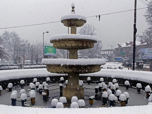 A scene of fountain during heavy snowfall in Srinagar. Kashmir valley experienced fresh snowfall prompting authorities to suspend traffic on Srinagar-Jammu national highway and air service. (PTI Photo)