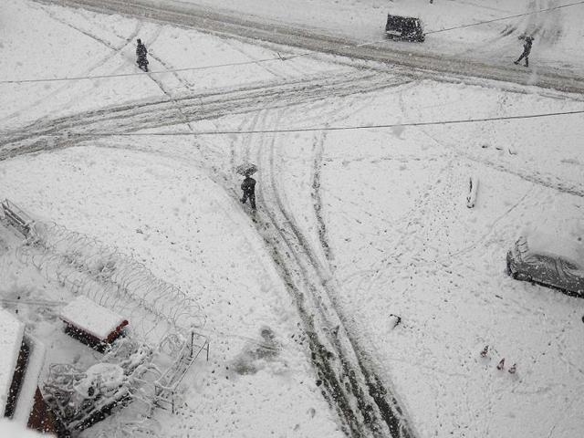 People walk during a heavy snowfall in Srinagar. Temperatures in Srinagar, which received the season's third snowfall, dipped to 0.2 degrees Celsius (32.36 degrees Fahrenheit), according to India's metrological department website. (Reuters)